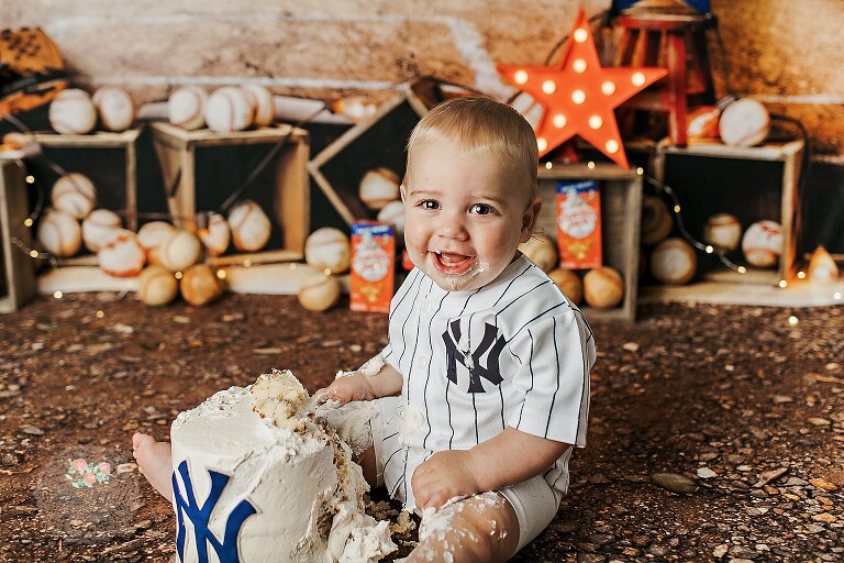Yankees cake smash photo shoot