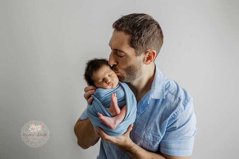 daddy and baby newborn photos