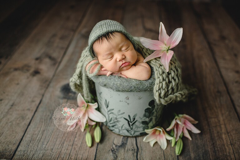 Natural newborn photos in the Boca Raton photo studio.